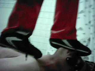 RIECH AN MEINEN ALTEN TURNSCHUHEN DU OPFER!