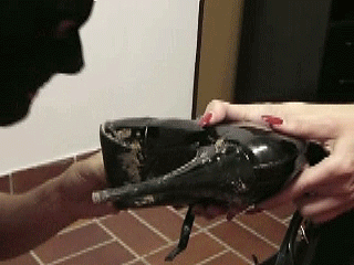 FRISS DEN GANZEN DRECK VON MEINEN HEELS!